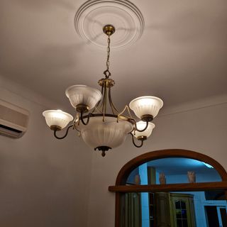 Lámpara de salón dorada con apliques