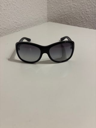 Gafas de sol negras y grises