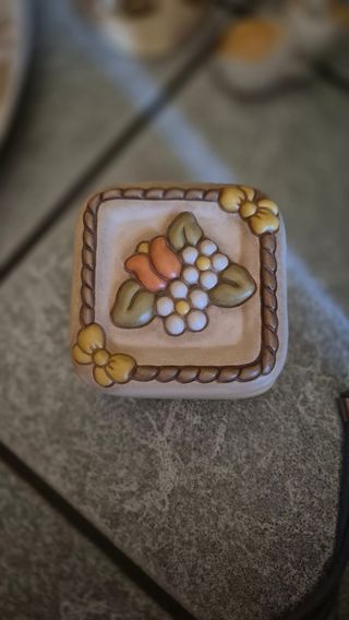 Scatola decorata con fiori