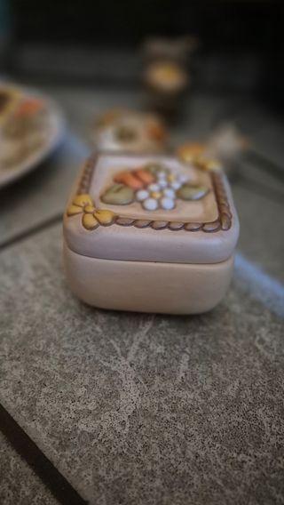 Scatola decorata con fiori