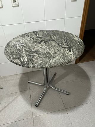 Mesa de cocina redonda mármol y metal