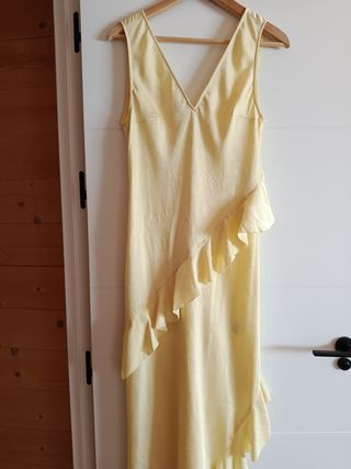 Vestido elegante amarillo con volantes
