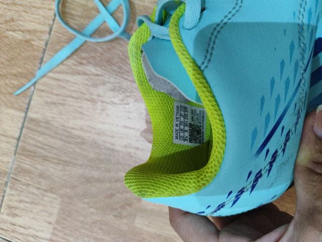 Botas de fútbol azules y verdes