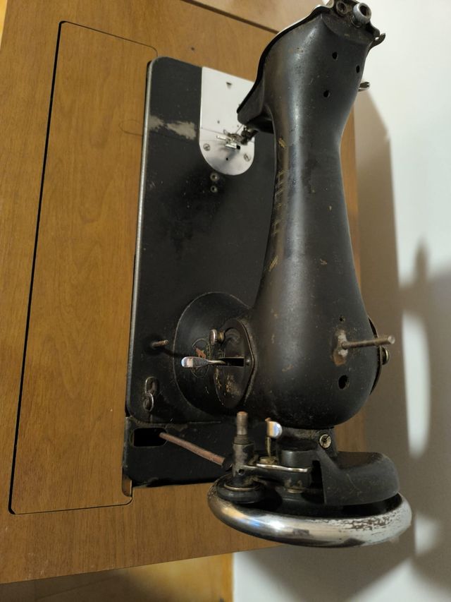 Máquina de coser antigua de madera y metal