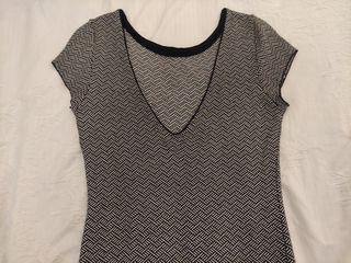 Vestido de punto, estampado blanco y negro.