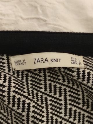 Vestido de punto, estampado blanco y negro.