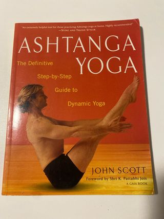 Ashtanga Yoga: The Definitive Step-by-Step Guid...