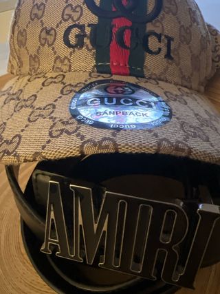 Gorra Gucci y cinturón Amiri. 