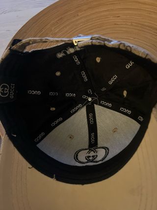 Gorra Gucci y cinturón Amiri. 