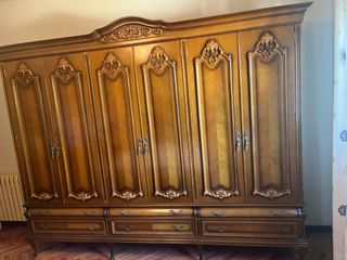 Armario de madera maciza de una pieza