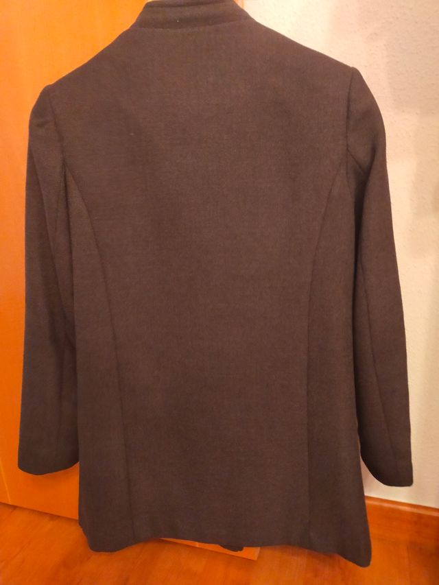Abrigo marrón doble botonadura