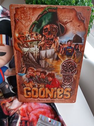 Pack Goonies: Peluche, Póster y Calcetines