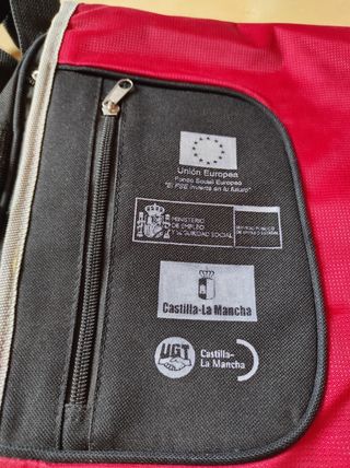 Maletín bandolera en tonos rojo y negro. 