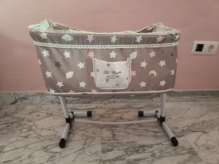 Cuna de muñecos con estrellas y nubes