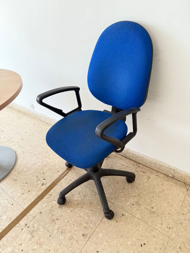 Silla de escritorio azul y negra.