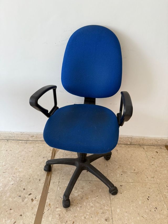 Silla de escritorio azul y negra.