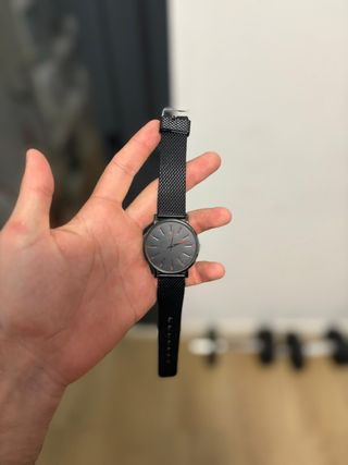 Reloj minimalista negro con correa de malla