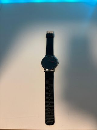 Reloj minimalista negro con correa de malla