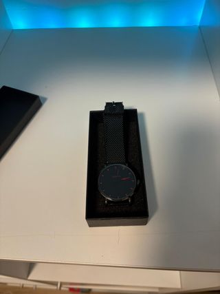 Reloj minimalista negro con correa de malla