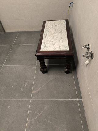 Mesa de mármol con marco de madera