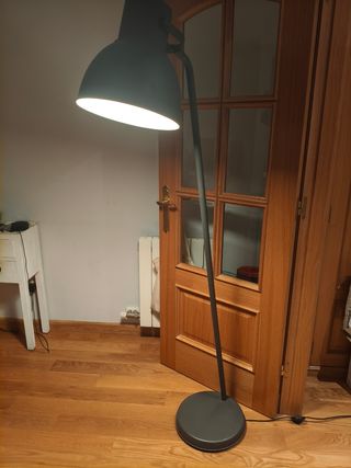 Lámpara de pie Ikea HEKTAR gris oscuro