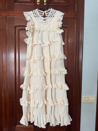 Vestido largo beige con volantes