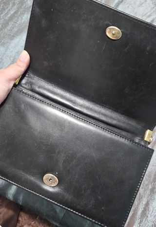 Bolso negro con inicial E
