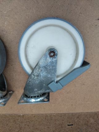 Ruedas metálicas para muebles
