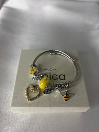 Pulsera con dijes de abeja y corazón