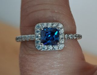 Anillo Ajustable con Circonitas Azules