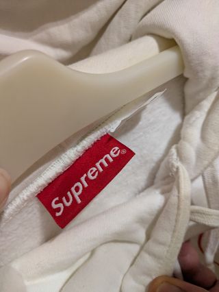 Sudadera Supreme Blanca con Logo Rojo