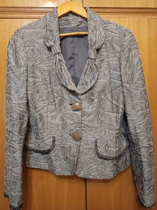 Elegante chaqueta vestir tonos grises.