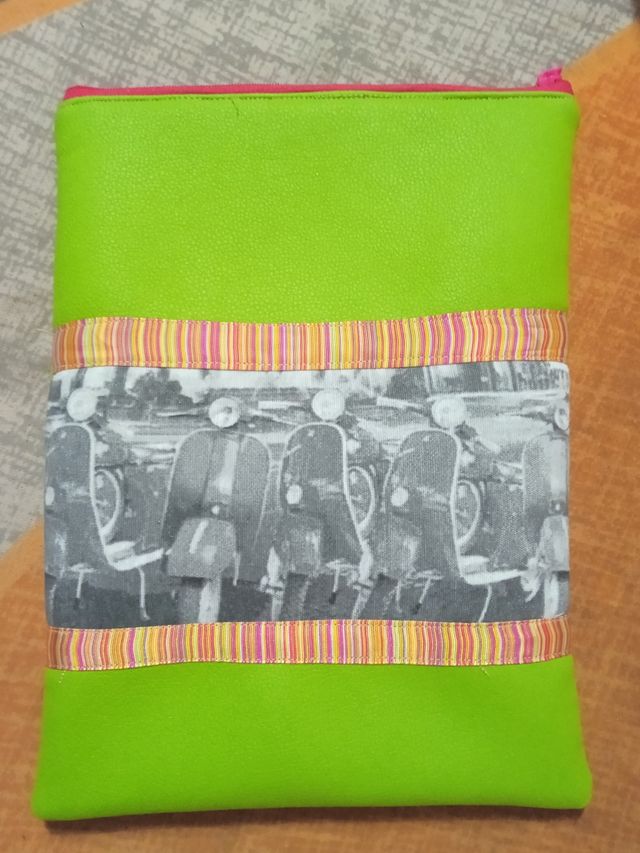 Funda libro polipiel verde con estampado