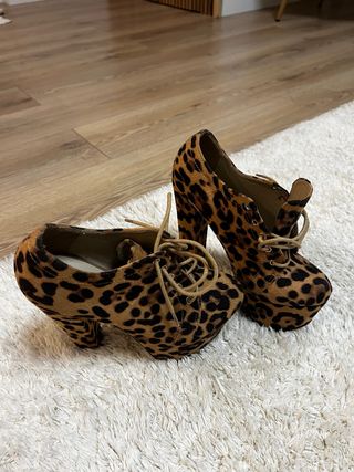 Zapatos de tacón con cordones y estampado animal