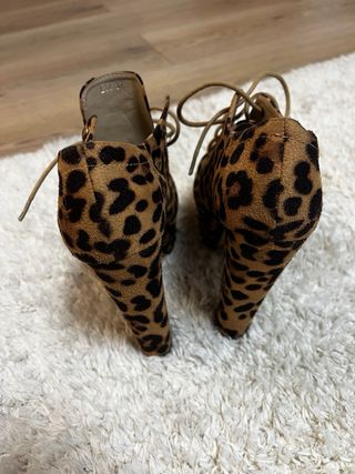 Zapatos de tacón con cordones y estampado animal