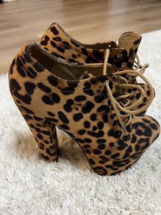 Zapatos de tacón con cordones y estampado animal