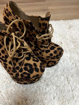 Zapatos de tacón con cordones y estampado animal