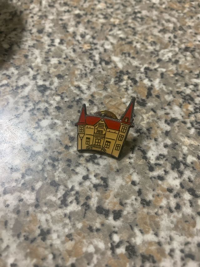 Pin Casa Victoriana Roja