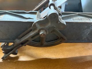 Sierra de carpintería antigua con guía de corte