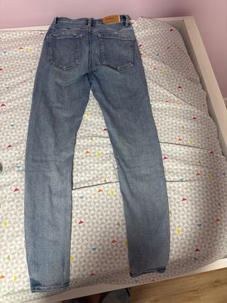 Pantalón vaquero Stradivarius Talla 36