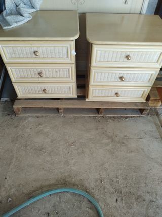 Mesitas de noche de madera y mimbre