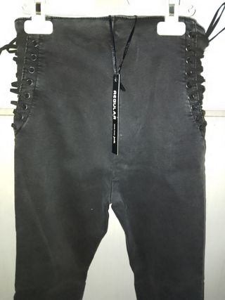 Pantalones vaqueros negros con cordones