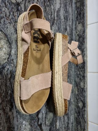 Sandalias con hebilla rosa talla 36