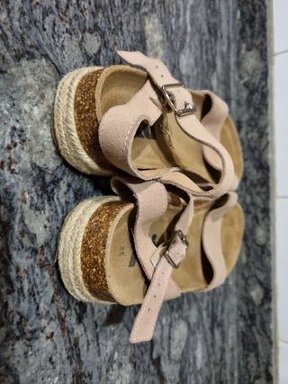 Sandalias con hebilla rosa talla 36