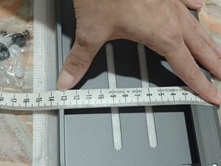 Prateleira de metal e plástico cinza