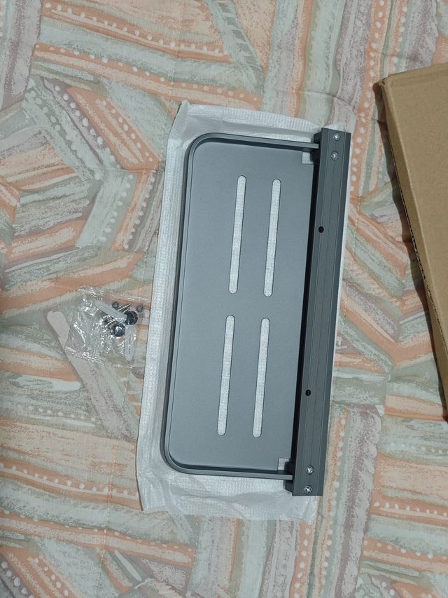 Prateleira de metal e plástico cinza