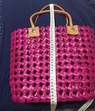Bolso de mano tejido rosa y marrón