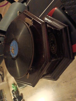 Gramola antigua con disco