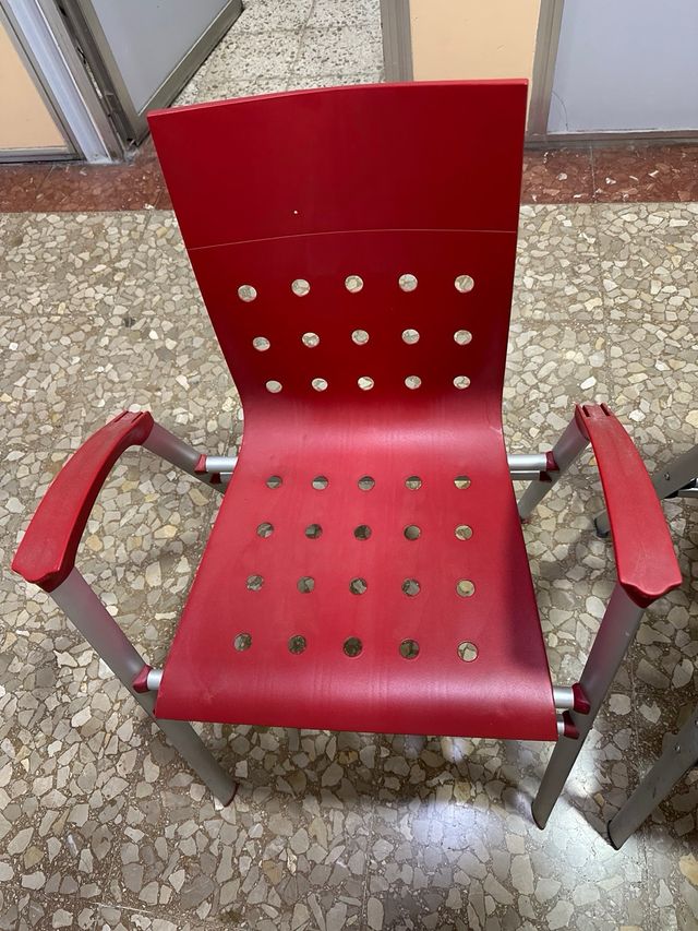 Sillas de bar apilables rojas y negras