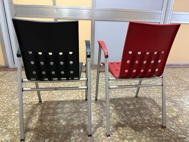 Sillas de bar apilables rojas y negras